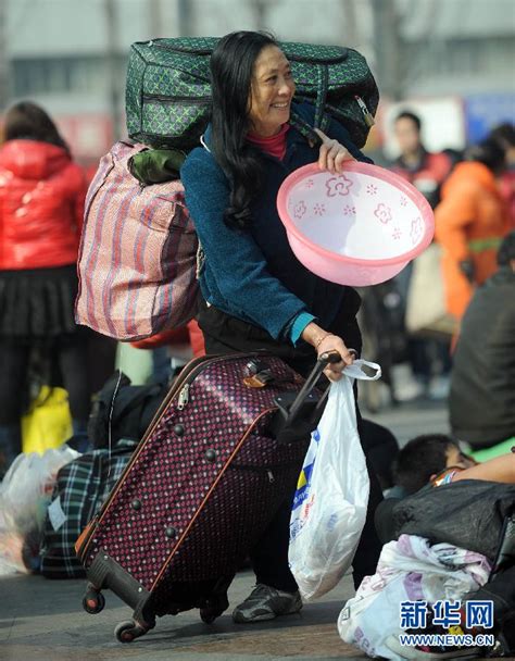 挑着行囊的图片大全 背起行囊走四方图片 一个人背起行囊的图片 第7页 大山谷图库