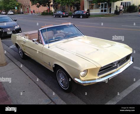 Ford Mustang convertible old model Stock Photo - Alamy