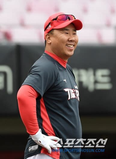 Kbo 42년만에 처음 43세 이범호 우승 기운1980년대생 사령탑 탄생 최고령과 15살 차이 Sc포커스