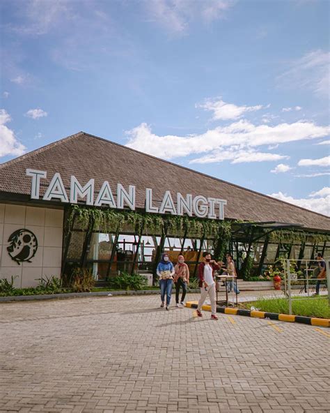 Berfoto Di Bagian Depan Taman Langit Cafe Purwokerto Image From