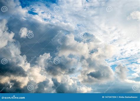 Nuvens Dram Ticas No C U Azul Vasto Foto De Stock Imagem De Vista