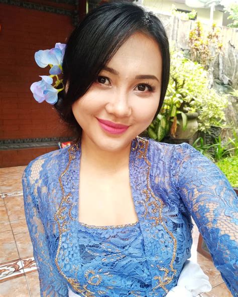 Gambar Mungkin Berisi 1 Orang Bali Girls Beautiful Arab Women Kebaya