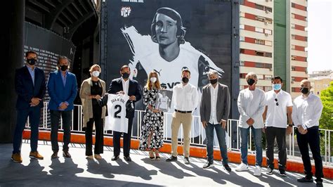 El Valencia CF Y Puma Homenajean A Las Leyendas De Juan Sol Y Carlos