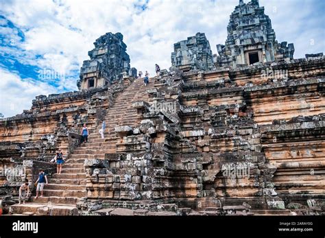 Los turistas subir los escalones de la pirámide central de la