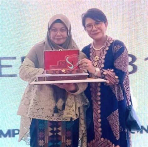 Lely Eka Fitri TKS Di UPTD Puskesmas Pinangsori Terima Penghargaan