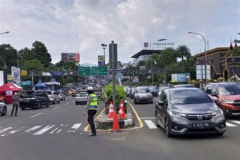 Foto Lalu Lintas Jalur Puncak Padat Polisi Berlakukan Ganjil Genap