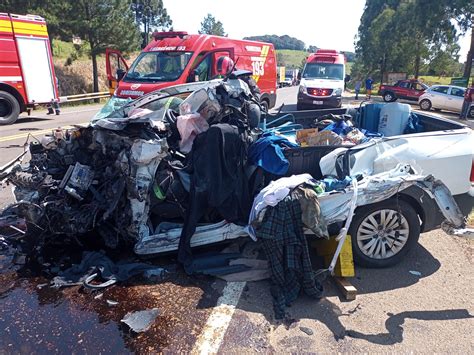 Carro fica destruído em acidente motorista acabou morrendo ViaTV