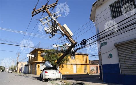 Abandona Auto Tras Chocar Contra Poste