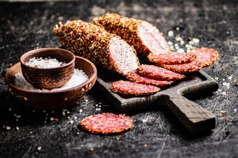 Salchicha De Salami En Rodajas Sobre Una Tabla Para Cortar Con Especias