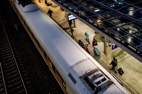 Muškarac nožem napao putnike na željezničkoj stanici