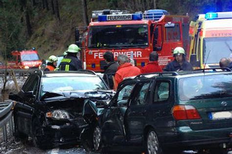 Ilmenau Zwei Schwer Verletzte Frauen Nach Crash In Kurve Region