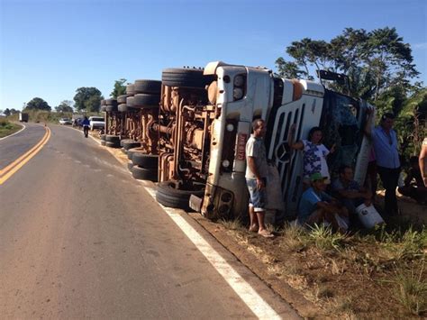 G1 Carreta Tomba Em Jaru E Carga De Farelo De Soja é Saqueada