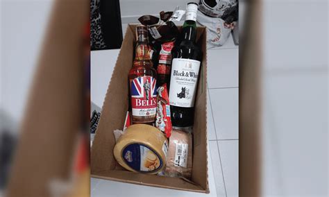 Homem é flagrado furtando uísque queijos salame e chocolates em