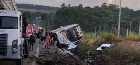 Sobe para 9 número de mortos em acidente ônibus no extremo sul da