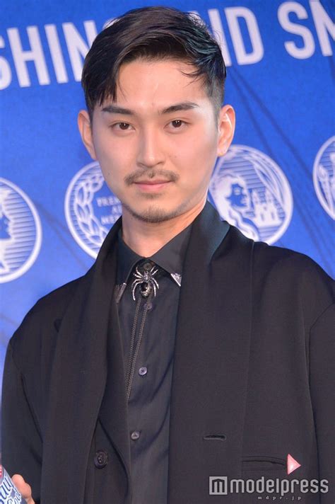 松田翔太「素敵な夫婦写真になりました」妻・秋元梢との2ショット表紙に反響 モデルプレス