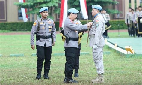 Bapak Kapolri Sematkan Satyalancana Bhakti Buana Untuk Satgas Garbha