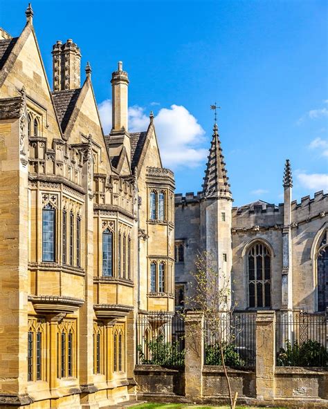 Beautiful historic architecture at Magdalen College in Oxford, England ...