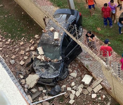 Carro bate derruba muro e invade condomínio em Mossoró Rio Grande do