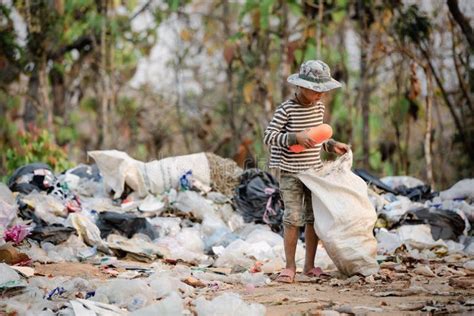 Los Pobres Recolectan Basura Para Venderla Gente Que Vive En Montones