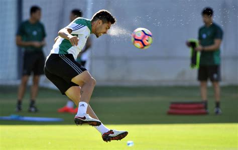 Las mejores imágenes del entrenamiento del Betis Petros hace un remate