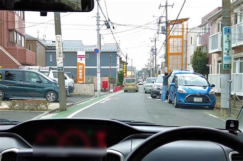 止まっている車の横を通過するとき、どこに注意する？【交通安全クイズ】｜危険予知｜jaf Mate Online