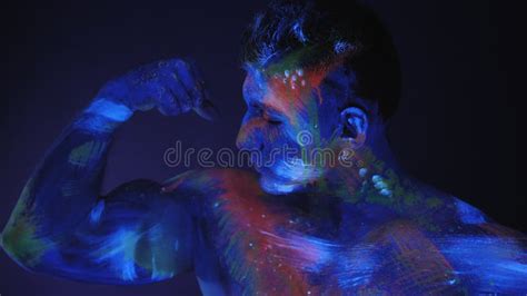 Retrato De Um Cara Muscular Tinta Uv Na Pele Corpo Fluorescente