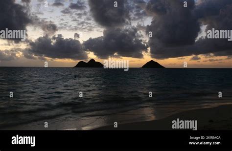 sunrise, lanikai beach, mokulua islands, kailua, oahu, hawaii Stock ...