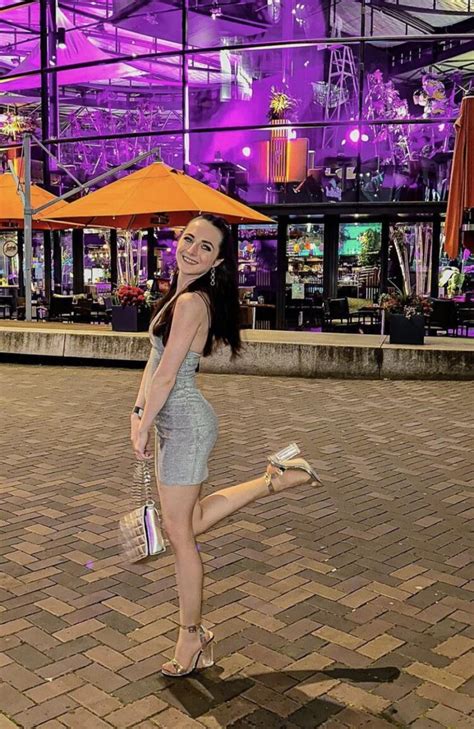 5 Hot Sexy Sara Dol Bikini Pics