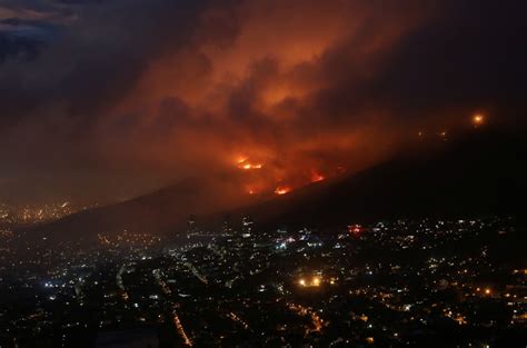 WATCH | Video timelapse of raging Cape Town fire spreading towards city