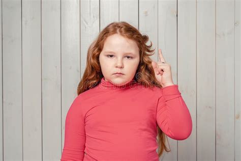 Retrato De Una Linda Ni A Preadolescente Pelirroja Se Alando Con El