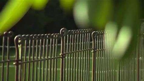 145 cm hoher Hunde-Steckzaun zwischen Garten und Wiese aus Metall - YouTube