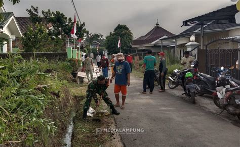 Babinsa Koramil Kedaton Gotong Royong Di Wilayah Binaan