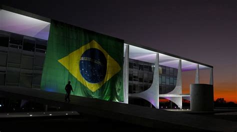 Deputado do PT propõe fim do uso político da bandeira do Brasil