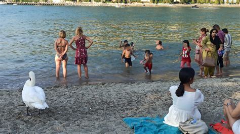 Como La Morte Del Enne Non Ferma I Bagni Proibiti Nel Lago Folla