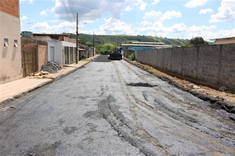 Ruas próximas ao Parque de Exposições recebem operação tapa buracos