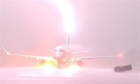 Lightning Strikes American Eagle Plane Full of Passengers : The Premier ...