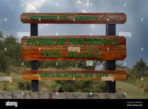 Señal a la entrada del Parque Nacional del Manu Perú Fotografía de