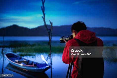 fotografer perjalanan mengambil foto  alam danau  matahari