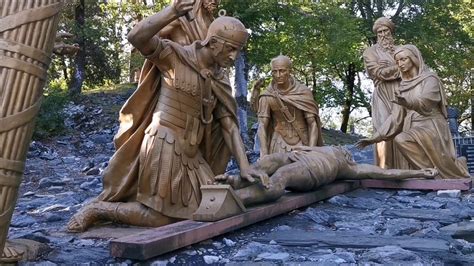 Las Esculturas Del Via Crucis En Lourdes Youtube