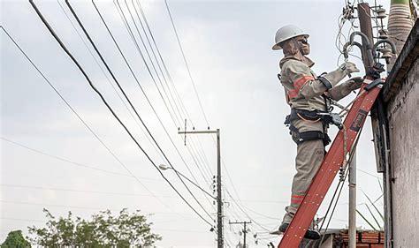 Energisa Investe R Milh Es Em Candeias Do Jamari E Melhora A