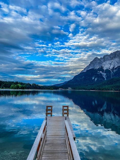 Disparo Vertical De Un Hermoso Lago En El Bosque De Bayern Alemania