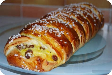 Brioche tressée fourrée à la crème pâtissière et aux raisins secs