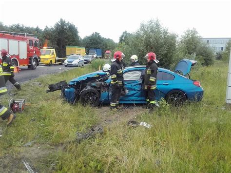 Gro Ny Wypadek Pod Poznaniem Bmw Zderzy O Si Z Ci Ar Wk