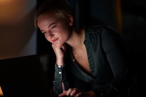 Noite De Blecaute E Mulher Trabalhando Noite Fazendo Trabalho Remoto