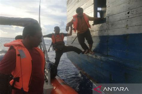 Basarnas Evakuasi Penumpang Kapal Mati Mesin Di Wakatobi Antara News