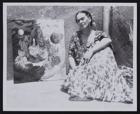 Fotografía de Frida Kahlo con El abrazo de amor de El universo la