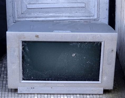 Old TV Dumped In Shop Doorway Free Stock Photo - Public Domain Pictures