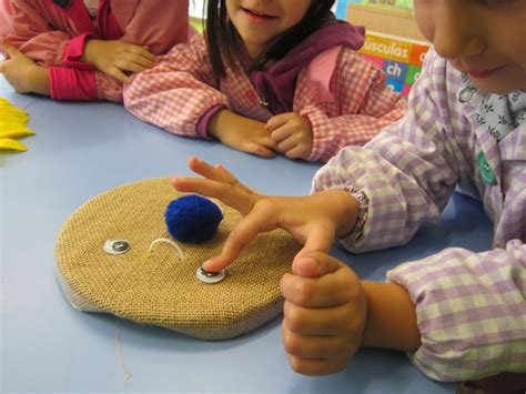 LA CLASE DE LUNA: UN ESPANTAPÁJAROS PARA LA ZONA DEL HUERTO