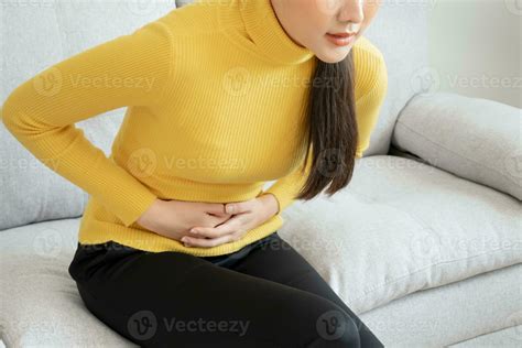 stomach ache. Asian women have abdominal pain, indigestion, gastritis