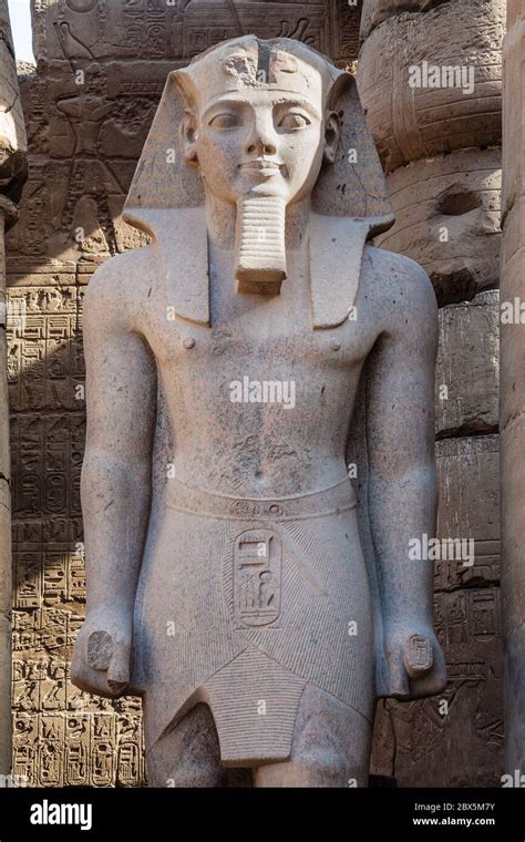 Estatua Del Fara N En El Complejo Del Templo De Karnak Luxor Egipto